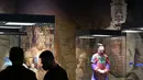 Para staf bekerja di Museum Shandong di Jinan, Provinsi Shandong, China timur (24/4/2020). Sebuah pameran yang menampilkan prajurit-prajurit terakota dan lebih dari 140 relik lainnya akan segera diselenggarakan di museum tersebut. (Xinhua/Zhu Zheng)