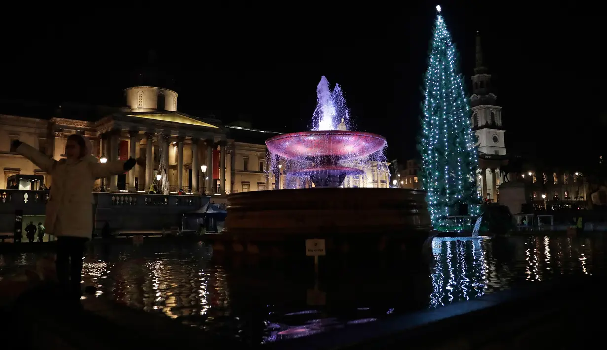 Cahaya kerlap-kerlip terlihat dari pohon Natal setelah tradisi penyalaan lampu di Trafalgar Square, London, 7 Desember 2017.  Lampu-lampu pohon Natal ini hidup selama 24 jam setiap harinya dan dipasang hingga Januari 2018 mendatang. (AP Photo/Matt Dunham)