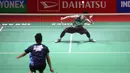 <p>Tunggal putra Malaysia, Leong Jun Hao beradu drive dengan lawannya, wakil Indonesia, Anthony Sinisuka Ginting pada babak 16 besar Indonesia Masters 2024 di Istora Senayan Jakarta, Indonesia, Kamis (25/1/2024). Leong Jun Hao kalah dua gim langsung dengan skor 15-21, 17-21. (Bola.com/M Iqbal Ichsan)</p>