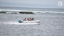 Wisatawan asing menaiki speedboat mengelilingi Pantai Nusa Dua di Bali, Senin (6/8). Aktivitas pantai Nusa Dua Bali masih ramai wisatawan asing setelah adanya gempa 7 pada skala richter yang berpusat di Lombok, NTB. (Liputan6.com/Faizal Fanani)