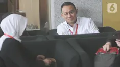 Direktur PT Angkasa Pura Propertindo (APP) Wisnu Raharjo berada di ruang tunggu sebelum menjalani pemeriksaan di Gedung KPK, Jakarta, Senin (7/10/2019). Wisnu Raharjo dipanggil sebagai saksi untuk tersangka Direktur Utama (Dirut) PT INTI Darman Mappangara. (merdeka.com/Dwi Narwoko)