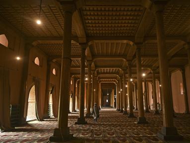Seorang umat Muslim berjalan di dalam masjid Jamia selama bulan suci Ramadhan di Srinagar (20/4/2021). Masjid Jamia adalah sebuah masjid di Srinagar, Jammu dan Kashmir, India. (AFP/ Tauseef Mustafa)