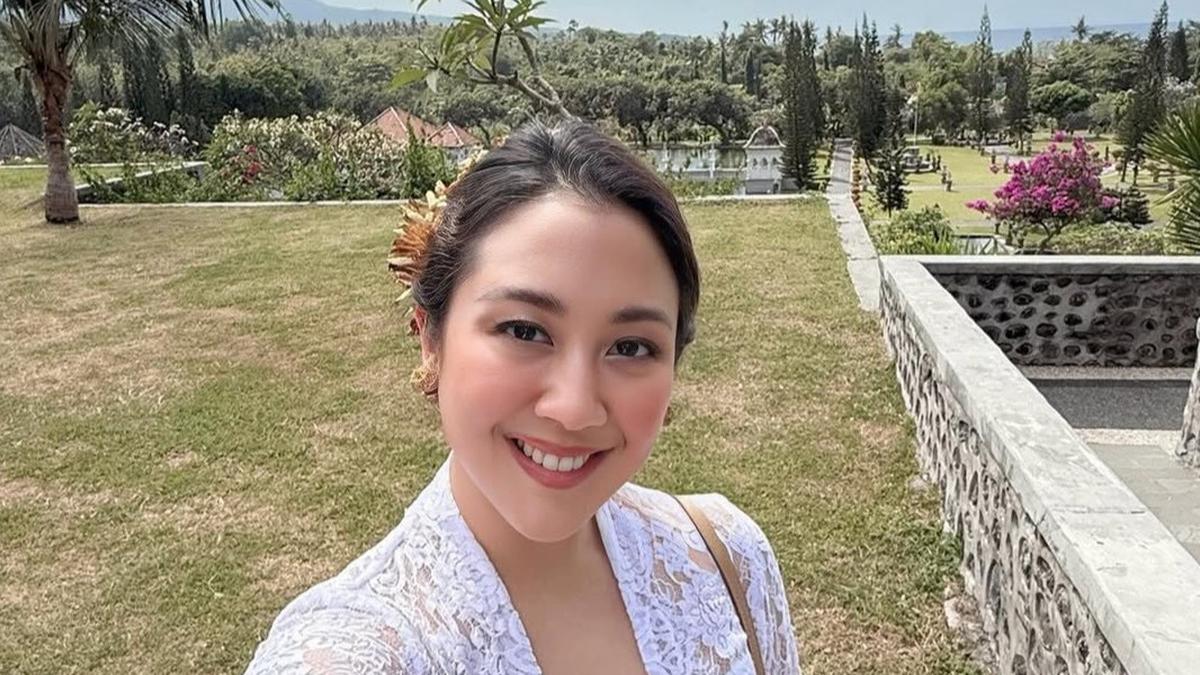 Hari Kebaya Nasional, Begini 6 Gaya Elegan Sherina Munaf Dibalut Dua Kebaya saat Hadir di Upacara Adat dan Makan Malam di Bali