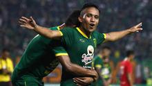 Gelandang Persebaya Surabaya, Irfan Jaya, merayakan gol yang dicetaknya ke gawang Sabah FA pada laga persahabatan di Stadion Gelora Bung Tomo, Surabaya, Sabtu (8/2). Persebaya menang 3-1 atas Sabah FA. (Bola.com/Aditya Wany)