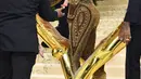 Rapper Lil Nas X menghadiri The 2021 Met Gala Celebrating In America: A Lexicon Of Fashion di Metropolitan Museum of Art, New York City, Senin (13/9/2021). Lil Nas X yang hadir di Met Gala 2021 dengan penuh totalitas tampil menggunakan 3 lapisan kostum sekaligus. (Angela WEISS / AFP)