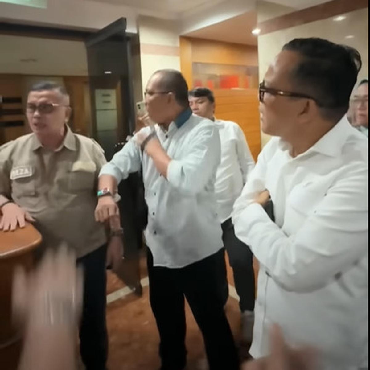 Momen Wamenaker Ebenezer Cekcok Meladeni Pria Petantang-petenteng Bikin Karyawan Sewot Nyaris Adu Jotos: Mereka Menghina Prabowo