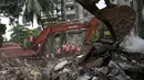 Sebuah alat berat dioperasikan untuk mengangkut puing – puing bangunan yang runtuh di Mumbai, India, Selasa (4/8/2015). Bangunan tersebut runtuh karena kondisinya yang sudah tak layak pakai dan menewaskan 11 orang.(REUTERS/Danish Siddiqui)