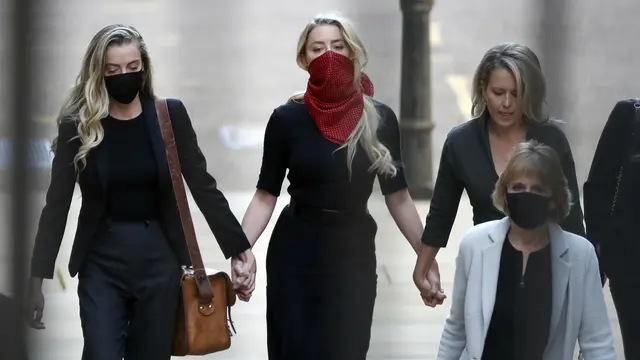 Amber Heard hadir di High Court London, Selasa (7/7/2020). (AP Photo/Alastair Grant)