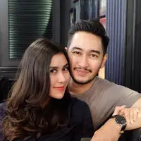 Foto yang mendapat ratusan ribu likes lebih itu juga dibanjiri dengan komentar dari warganet. Para pengikutnya mendoakan diberi kelancaran acaranya hingga hari H. (Instagram/syahnazs)