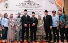 6 Potret Cantik Ibu Anak Syahnaz dan Amy Qanita Dampingi Jeje Govinda di Penetapan Bupati Bandung Barat Terpilih di Gedung DPRD