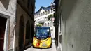 Sebuah angkutan umum tanpa kemudi dan sopir berjalan melintasi wilayah Sion, Swiss, Kamis (23/6). Angkutan umum listrik pertama buatan PostAuto Schweiz ini memiliki 11 kursi penumpang dengan kecepatan maksimal 20 km per jam. (REUTERS/Ruben Sprich)
