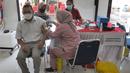 Paramedis memberikan vaksin booster saat pelaksanaan vaksinasi serentak Pemkot Depok di Kantor Kecamatan Cinere, Depok, Senin (18/4/20222). Gebyar vaksinasi booster secara massal ini bertujuan memberikan kemudahan bagi warga sebelum melakukan perjalanan mudik lebaran 2022. (merdeka.com/Arie Basuki)