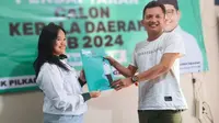 Ketua Relawan Bang Uwoh Tangerang Kota Maju, Rido Saputra mendaftarkan jagoannya untuk maju di Pilkada 2024, Ahmad Amarullah ke kantor DPC PKB Kota Tangerang. (Foto: Istimewa).