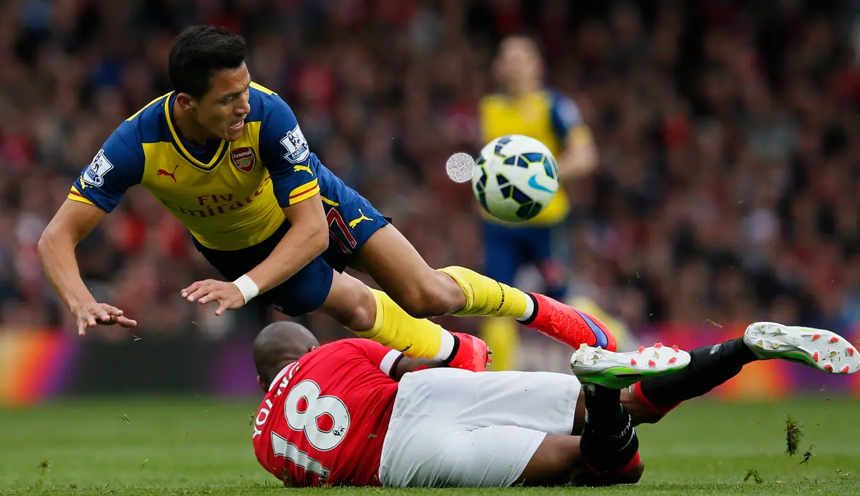 Duel panas terjadi di laga Liga Premier Inggris antara Manchester United dengan Arsenal di Stadion Old Trafford, Minggu (17/5/2015). Manchester United bermain imbang 1-1 atas Arsenal. (Reuters/Phil Noble)