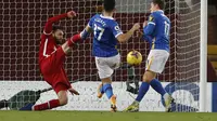 Momen pemain Brighton Steven Alzate mencetak gol pembuka pada laga konytra Liverpool pada lanjutan ajang Liga Inggris 2020/2021, Kamis (04/02/2021) dini hari WIB. ()