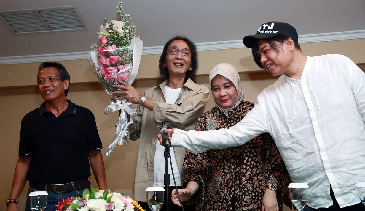 Penyanyi asli dari lagu-lagu LCLR seperti Berlian Hutauruk, Keenan Nasution, Dhenok Wahyudi, Debby Nasution, dan lainnya juga tampil di konser ini. (Deki Prayoga/Bintang.com)