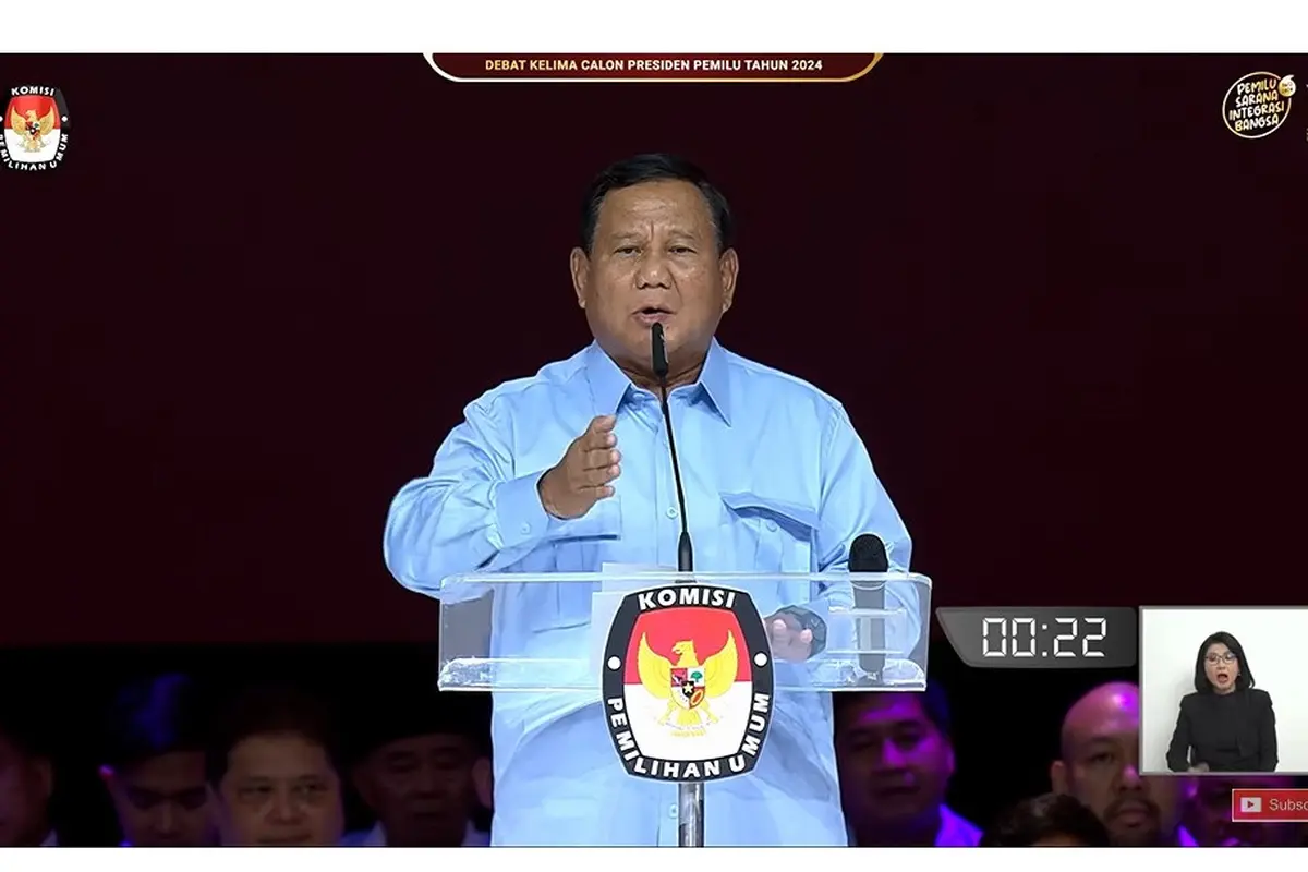 Calon Presiden (Capres) nomor urut 02 Prabowo Subianto saat membacakan visi misi di debat Pilpres 2024 terakhir yang digelar Minggu (4/2/2024) di Jakarta Convention Center (JCC), Senayan, Jakarta Pusat.