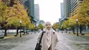 Padu padan ala Natasha Rizki menggunakan rok. Ia mengenakan outfit bernuansa bumi; hijab cokelat muda, ditumpuk dengan coat wol yang serasi, dan rok panjang hijau tua. [Foto: Instagram/natasharizkynew]