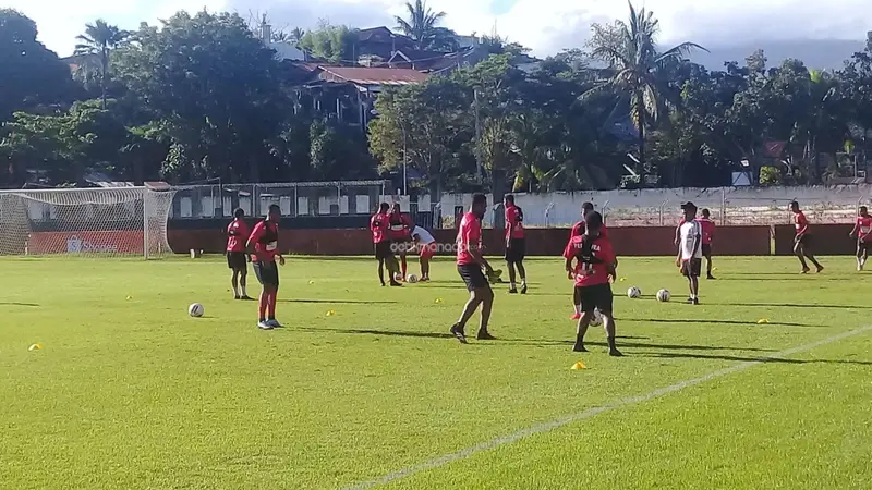 Tim Persipura Jayapura saat menjalani sesi latihan di Stadion Klabat Manado, 1 Maret 2020.