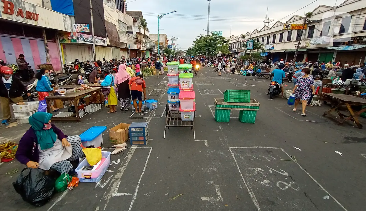 Pedagang menunggu pembeli di Pasar Pagi, Jalan Jenderal Sudirman, Salatiga, Jawa Tengah, Rabu (29/04). Pasar Pagi Salatiga menerapkan physical distancing atau jaga jarak aman untuk mencegah penularan virus corona COVID-19. (Liputan6.com/Gholib)