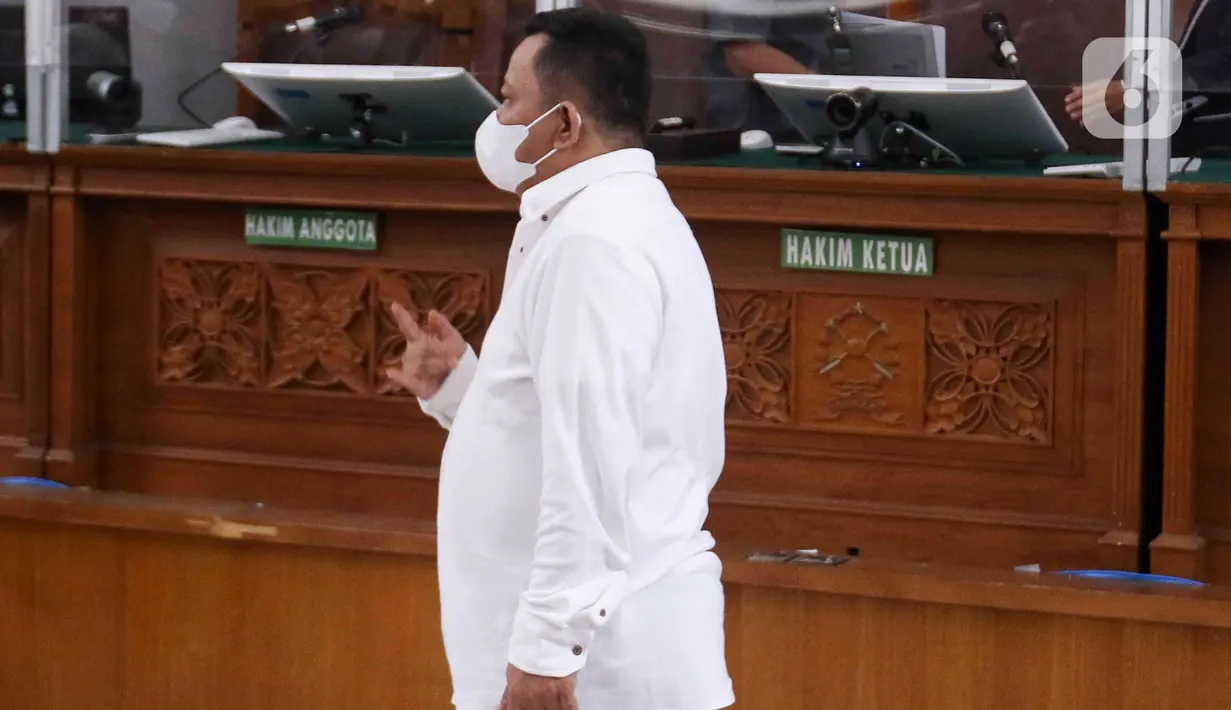 Terdakwa kasus pembunuhan Brigadir Yosua, Kuat Ma'ruf seusai menjalani sidang dengan agenda pembacaan vonis dari majelis hakim di PN Jakarta Selatan, Selasa (14/2/2023). Kuat mengangkat jari membentuk tanda metal usai divonis Majelis Hakim 15 tahun penjara. (Liputan6.com/Herman Zakharia)