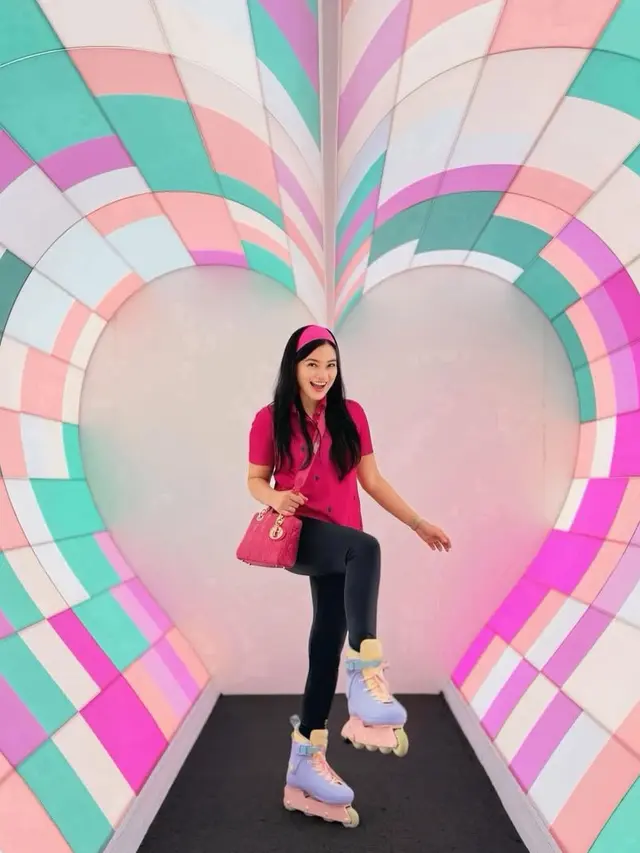 Titi Kamal saat Main Sepatu Roda pakai tas Dior. [@titi_kamall]