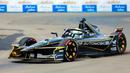 Pembalap Team DS Penske, Jean-Eric Vergne memacu mobilnya dalam sesi kualifikasi Formula E yang berlangsung di Sirkuit Internasional e-Prix, Ancol, Jakarta, Sabtu (21/06/2025) WIB. (Bola.com/M Iqbal Ichsan)
