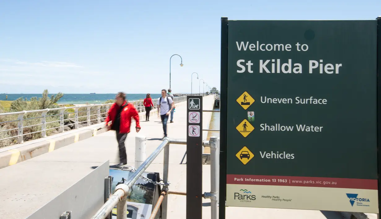 Warga mengunjungi Pantai St Kilda di Melbourne, Australia, pada 9 Desember 2020. Kehidupan pantai kembali terlihat setelah Melbourne mengakhiri masa pemberlakuan lockdown COVID-19 pada November lalu, yang berlangsung selama hampir empat bulan. (Xinhua/Hu Jingchen)