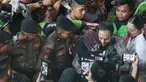 Terdakwa kasus dugaan korupsi pengadaan Chromebook di lingkungan Kemendikbudristek, Nadiem Anwar Makarim bersama pendukungnya usai sidang vonis di Gedung Pengadilan Tipikor, Jakarta Pusat, Selasa (30/6/2026). (Kapanlagi.com/ Budy Santoso)