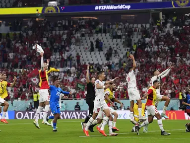 Para pemain Maroko melakukan selebrasi usai pertandingan melawan Kanada pada grup F Piala Dunia 2022 di Stadion Al Thumama di Doha, Qatar, Kamis (1/12/2022). Maroko menang tipis atas Kanada dengan skor 2-1. (AP Photo/Manu Fernandez)