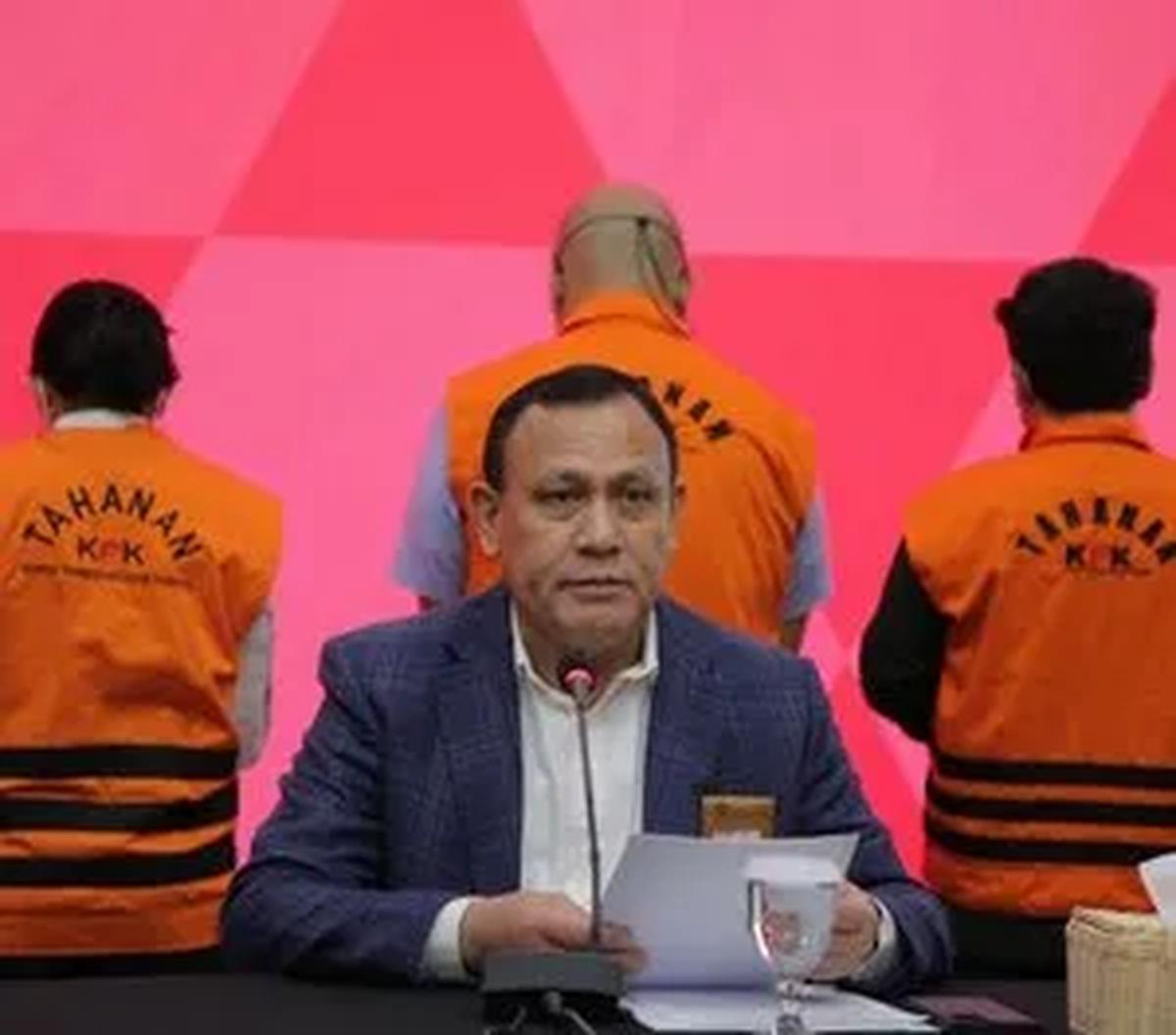 Pimpinan Komisi Pemberantasan Korupsi (KPK) mendapat teror melalui karangan bunga. Teror ini muncul setelah KPK mengungkap kasus suap proyek pengadaan alat deteksi reruntuhan di Badan SAR Nasional (Basarnas).