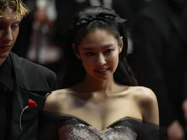 Troye Sivan dan Jennie Ruby Jane berpose setibanya di pemutaran perdana serial televisi The Idol di festival film internasional ke-76 (AP Photo/Daniel Cole)