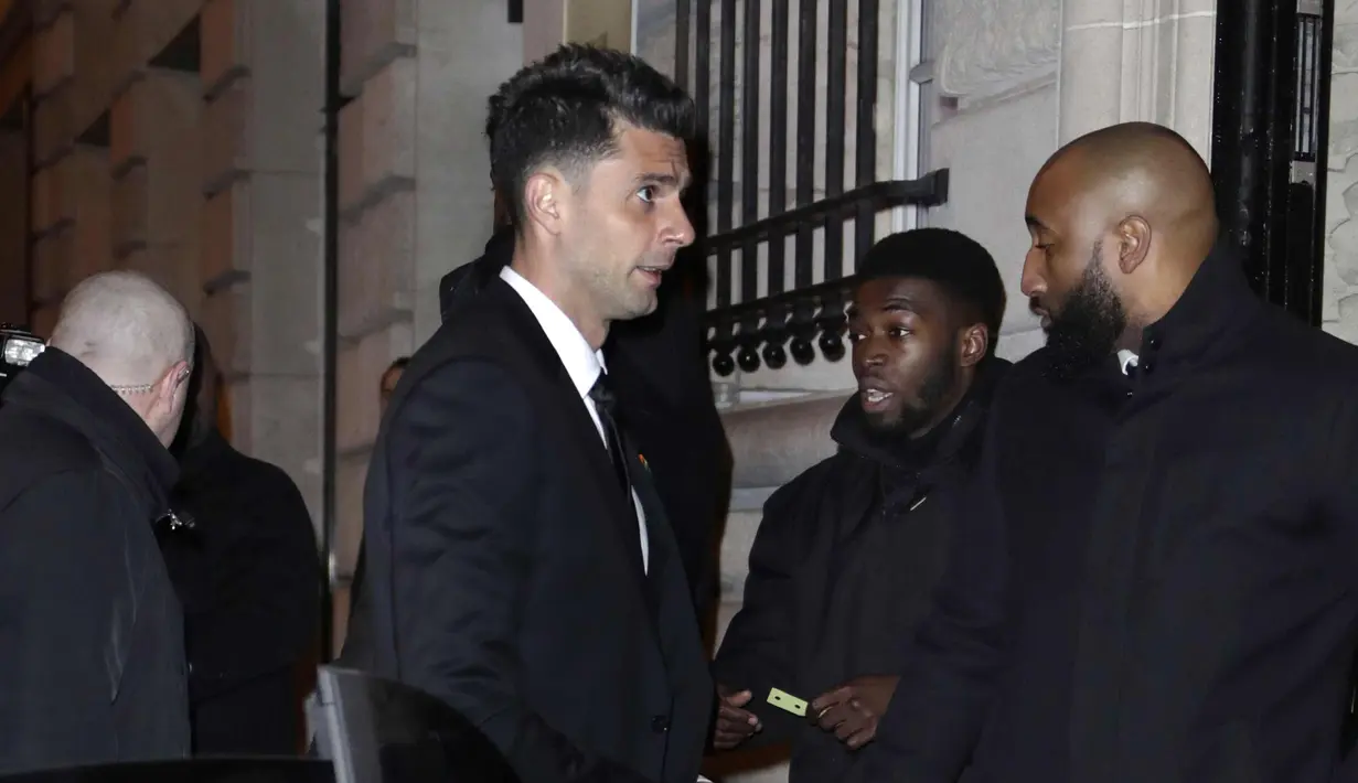 Gelandang Paris Saint-Germain, Thiago Motta tiba menghadiri pesta ulang tahun pemain depan Neymar yang ke 26 di Pavillon Cambon di Paris (4/2). (AFP Photo/Thomas Samson)