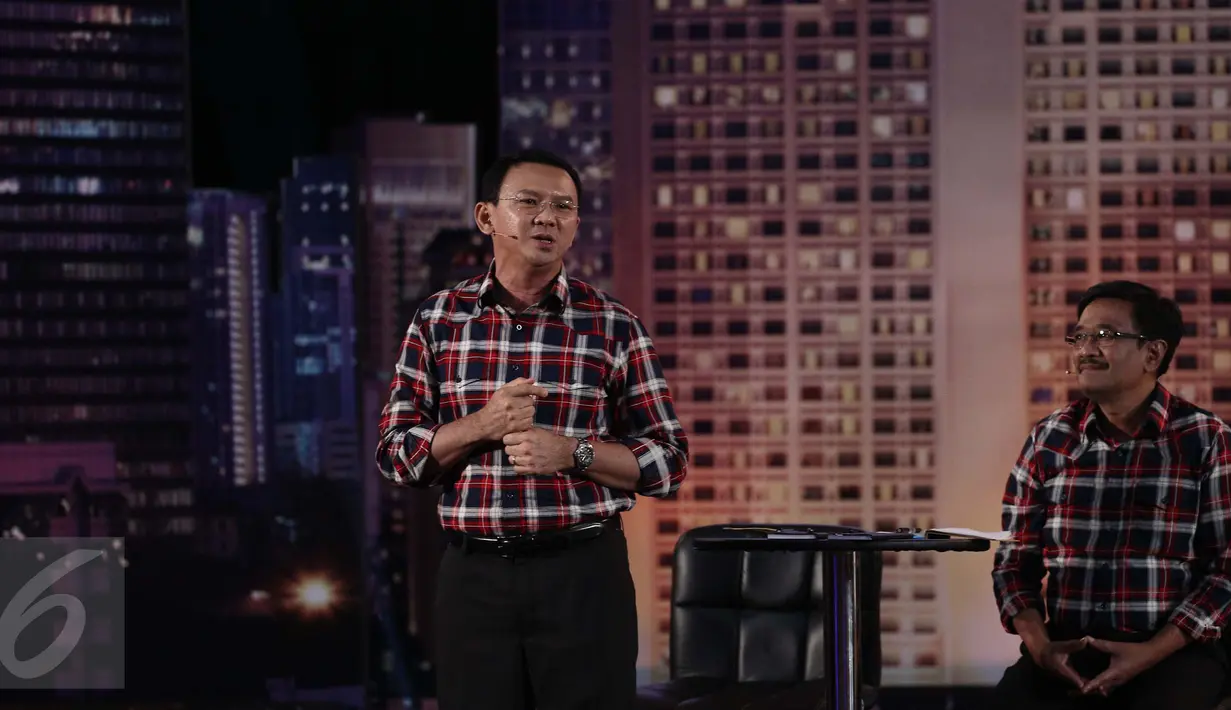 Ekspresi Basuki T Purnama (Ahok) saat memaparkan visi misi pada debat perdana Cagub DKI Jakarta di Bidakara, Jakarta, Jumat (13/1). Ahok akan atasi kemiskinan tanpa bantuan tunai. (Liputan6.com/Faizal Fanani)
