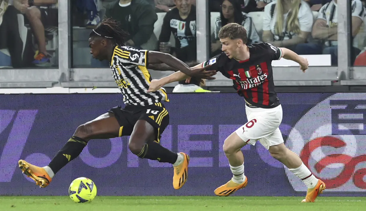 Striker Juventus, Moise Kean (kiri) berebut bola dengan bek AC Milan, Matteo Gabbia pada laga pekan ke-37 Liga Italia 2022/2023 di Allianz Stadium, Turin, Senin (29/5/2023) dini hari WIB. (LaPresse via AP Photo/Tano Pecoraro)