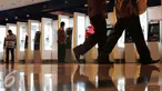 Nasabah melakukan transaksi pengambilan uang rupiah melalui ATM di Jakarta, Senin (15/2/2016). BPS mencatat, nilai tukar Rupiah melemah terhadap tiga mata uang dunia, yaitu Dolar AS, Yen Jepang dan Euro. (Liputan6.com/Angga Yuniar) 