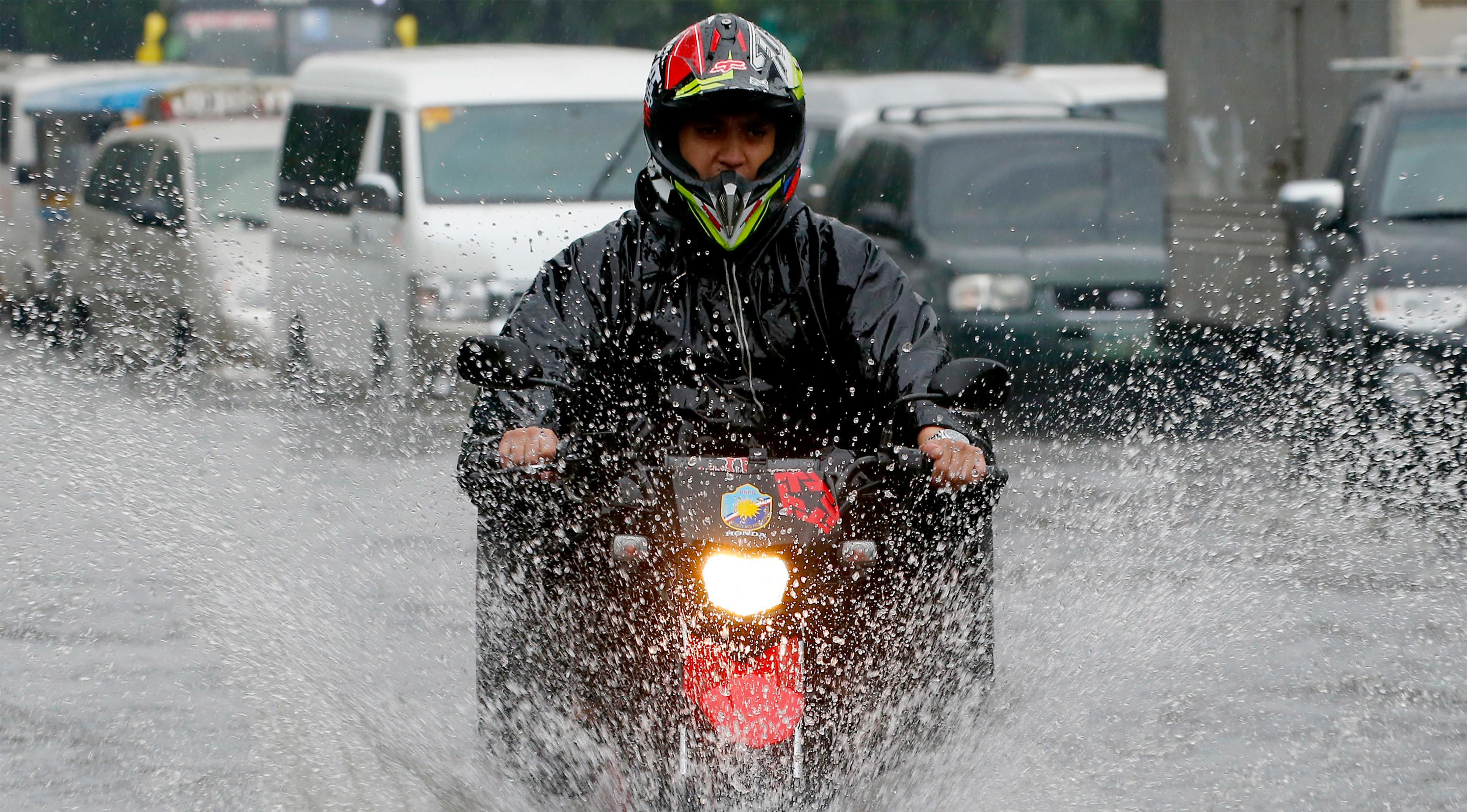 3 Trik Aman Berkendara Motor Saat Musim Hujan Otomotif Liputan6com