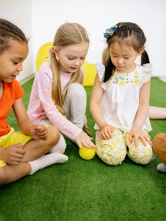 Latih Anak untuk Berinteraksi dengan Orang Lain