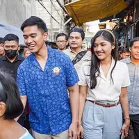 Momen lain memperlihatkan Erina dengan kemeja putihnya yang dipadukan dengan high waisted pants warna biru. Penampilannya makin chic dengan aksesori ikat pinggang dan bandana. [@psi_id]