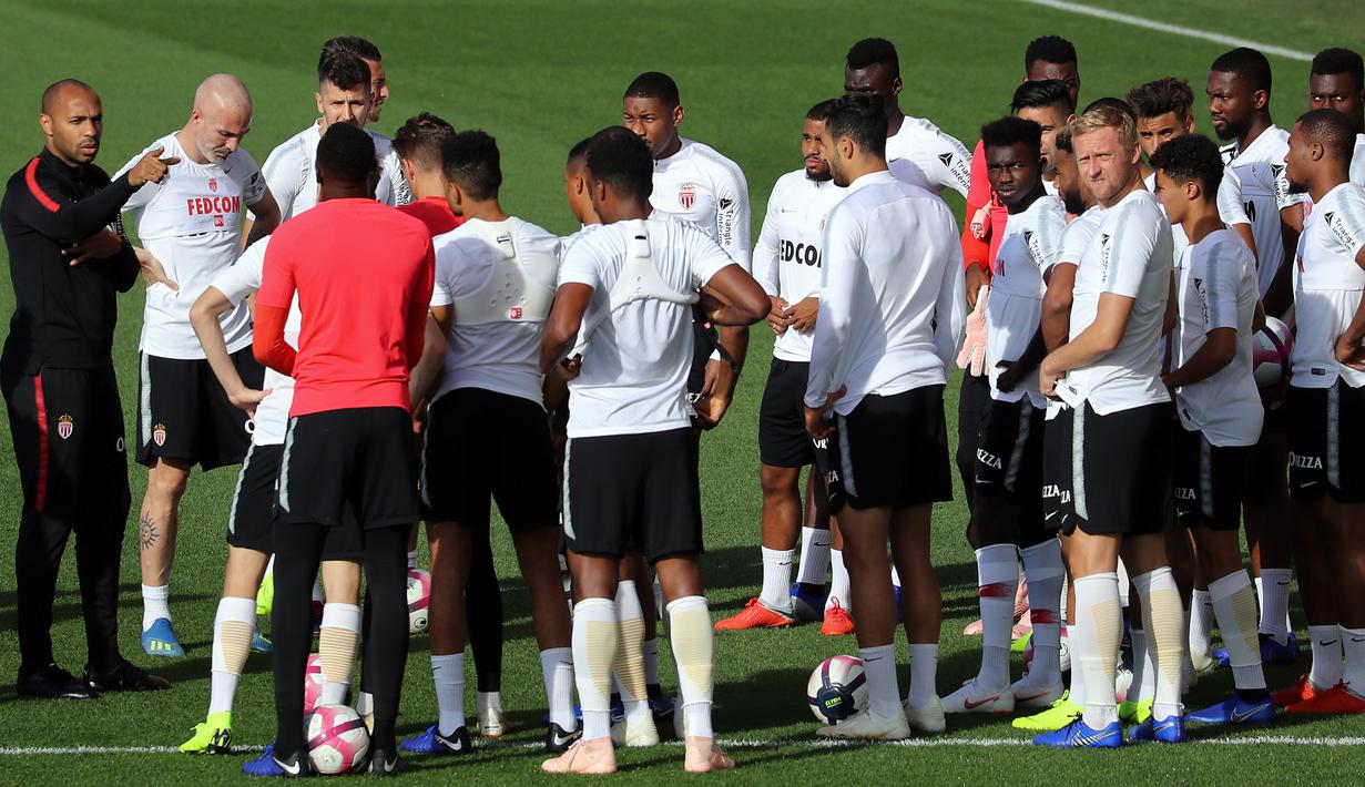 Pelatih baru AS Monaco, Thierry Henry, memberikan arahan kepada anak asuhnya saat memimpin sesi latihan di La Turbie, Monaco, Jumat (19/10/2018). Thierry Henry menggantikan posisi Leonardo Jardim yang baru saja dipecat pada awal musim ini. (AFP/Valery Hac