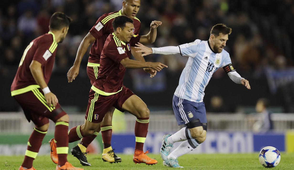 Kapten Argentina, Lionel Messi, berusaha melewati pemain Venezuela pada laga kualifikasi Piala Dunia 2018 di Stadion Monumental Antonio Vespucio Liberti, Rabu (6/9/2017). Argentina ditahan imbang 1-1 oleh Venezuela. (AP/Natacha Pisarenko)