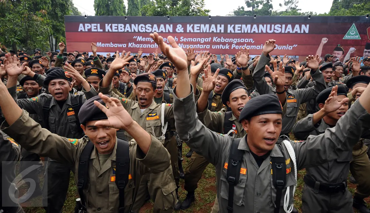 Anggota Banser NU bernyanyi jelang mengikuti Apel Kebangsaan di Perkemahan Ragunan, Jakarta, Selasa (18/4). Apel ini bertema Memperteguh Semangat Kebangsaan, Membawa Khazanah Islam untuk Perdamaian Dunia. (Liputan6.com/Helmi Fithriansyah)