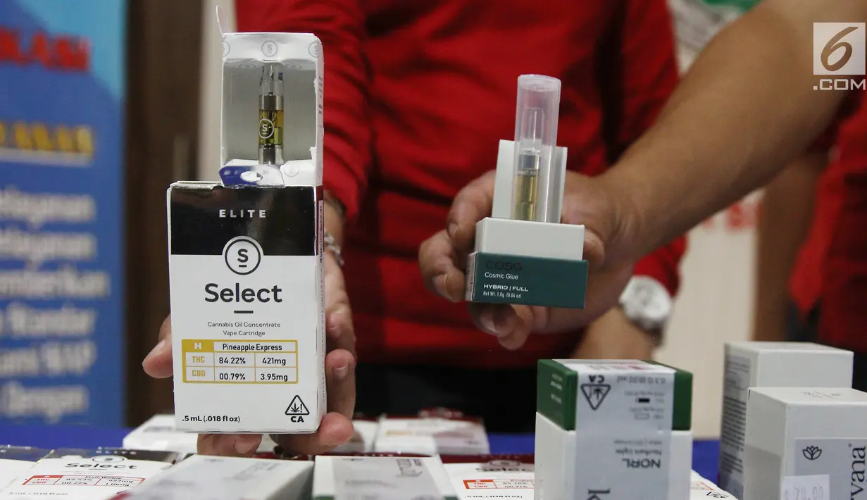 Barang bukti liquid vape mengandung ganja saat rilis di Mapolres Jakarta Selatan, Rabu (21/11). Polres Metro Jakarta Selatan mengamankan barang bukti berupa 75 catridge berisi liquid vape mengandung ganja. (Liputan6.com/Herman Zakharia)