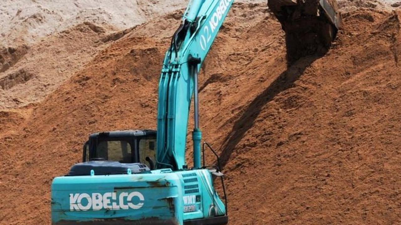 Menteri Trenggono menegaskan, perusahaan yang akan melakukan pemanfaatan pasir hasil sedimentasi itu harus perusahaan lokal. "Gak boleh (perusahaan asing), harus lokal," tegasnya. Foto: merdeka.com / Imam Buhori