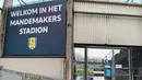 Lapangan Stadion Manademakers tampak dari luar gerbang saat pertandingan melawan Willem II sudah berakhir pada Minggu (17/1/2021) . Hampir tidak terlihat aktivitas di sekitar stadion yang biasanya dipenuhi penonton pasca pertandingan. (Bola.com/Tito Sianipar)