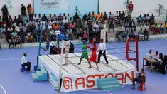 Petinju Somalia bertanding di atas ring di Stadion Wish, Mogadishu pada 15 November 2018. Setelah lebih dari tiga dekade, Somalia kembali menggelar kejuaraan tinju yang berlangsung selama tiga hari dan selesai pada Minggu (8/11). (Abdirazak Hussein FARAH
