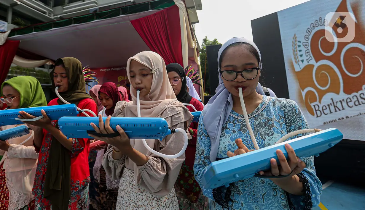 Mulai dari peragaan busana dan tarian daerah hingga kesenian drama nusantara. (Liputan6.com/Angga Yuniar)