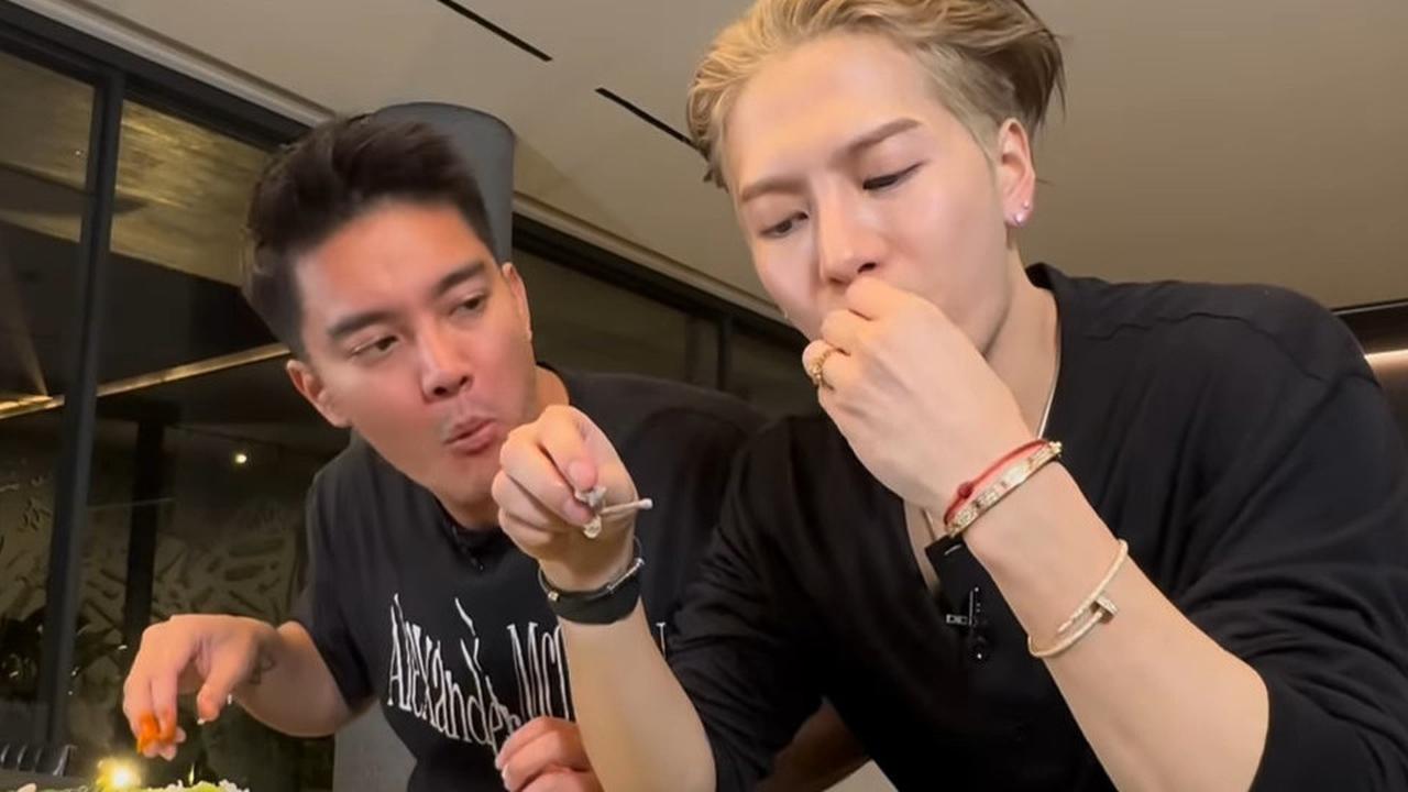 Potret Jackson Wang Makan Nasi Padang Beralas Daun Pisang Bareng Boy William, Lahap Banget Nikmati Ayam Pop