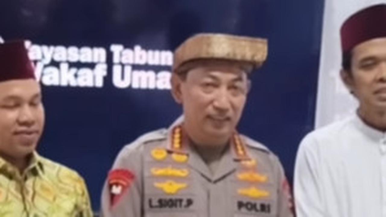Momen Hangat Ustaz Abdul Somad Pasang Kain & Selipkan Keris ke Kapolri, Diiringi Pantun Melayu