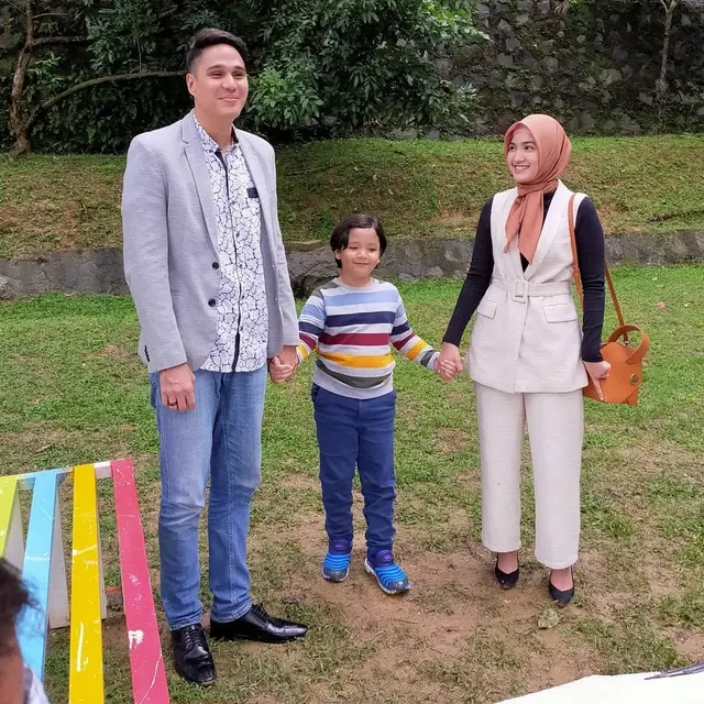 Mantap Berhijab, Ini 6 Potret Penampilan Baru Cut Syifa